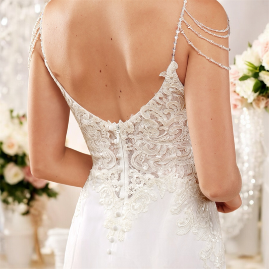 Vestido de novia Rose estilo sirena ,aplicaciones en tirantes y botones en la cola