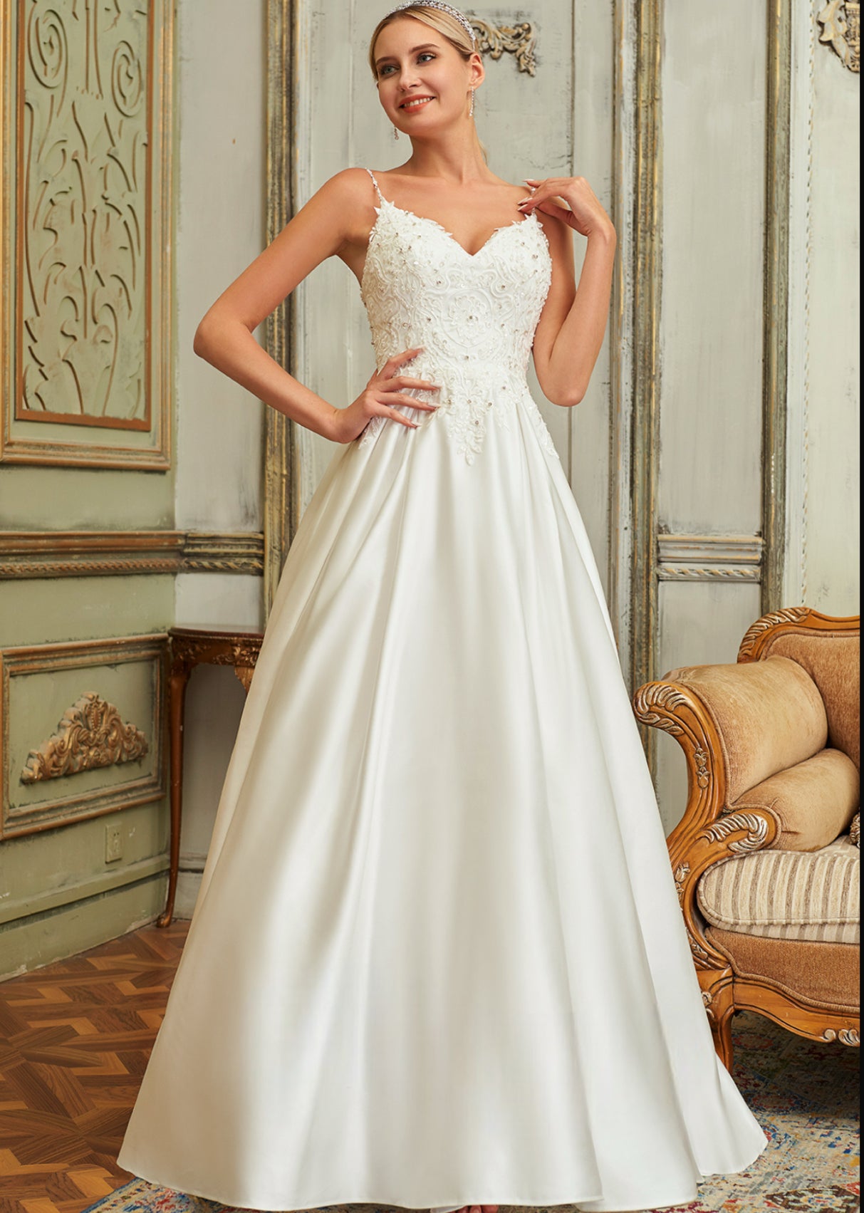 Vestido de novia Josefa,estilo princesa ,raso y aplicaciones