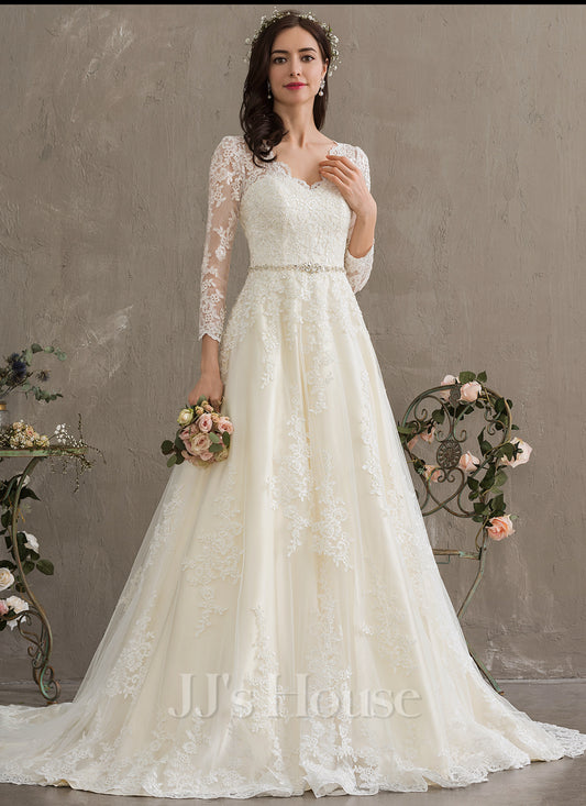 Vestido de novia Leila,estilo princesa y gran elegancia, aplicaciones de brillos en la cintura y mangas