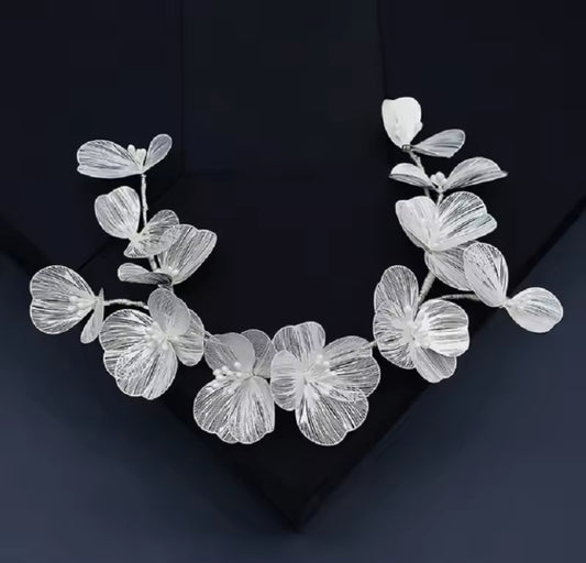 Tocado Anthonie con flores en color marfil