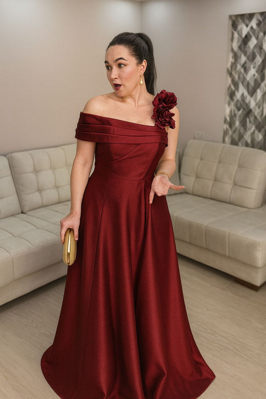 Vestido de fiesta Charmoso en tela satinada con aplicación floral y hombro descubierto