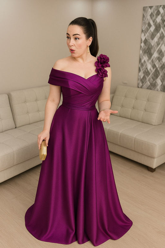 Vestido de fiesta Charmoso en tela satinada con aplicación floral y hombro descubierto