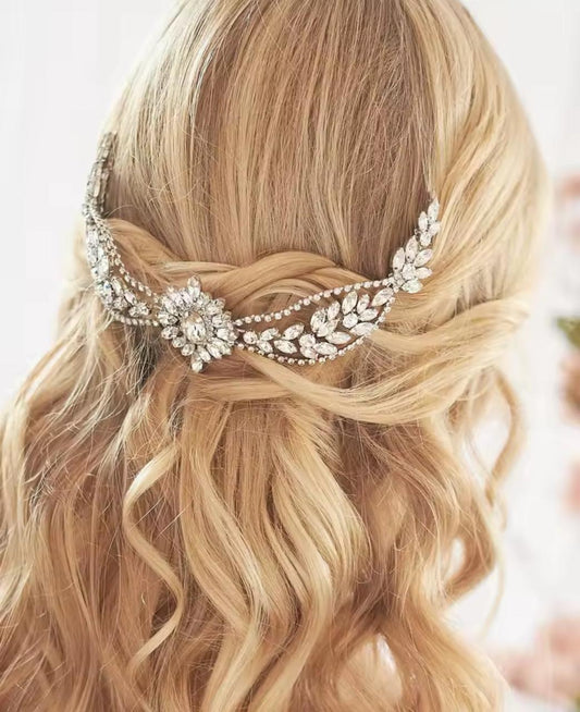 Tocado Ambar alargado con brillos y pedrería para moño o cabello tomado