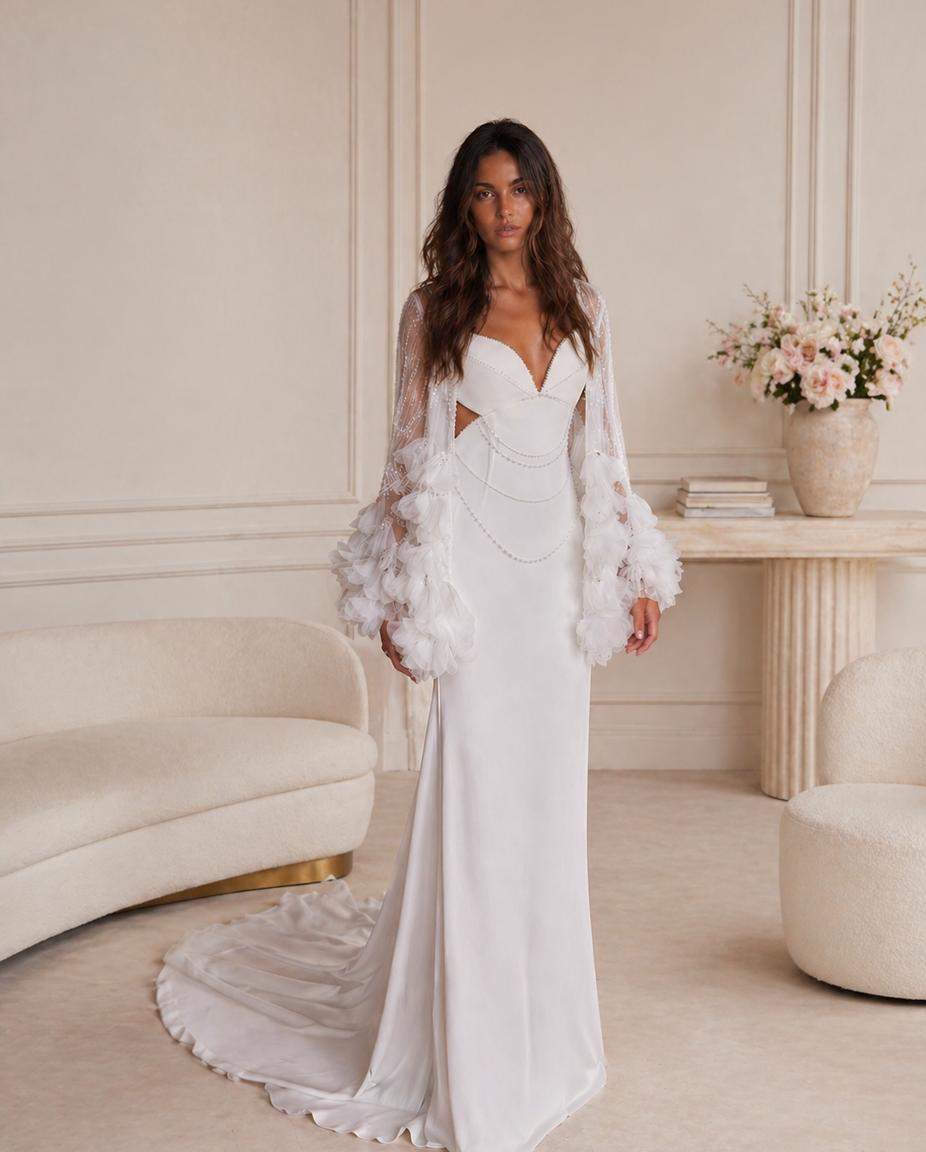 Vestido de novia Kerry sirena minimalista con espalda abierta y capa eterea