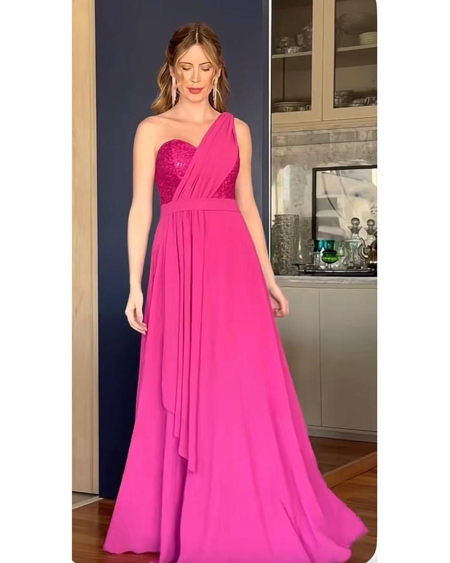 Vestido de fiesta Carolina asimétrico y con alita aplicación de brillo sutil